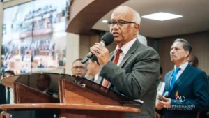 Pastor Paulo Cezar Pereira, presidente da Assembleia de Deus de Belo Horizonte, fala ao microfone durante culto na AD BH