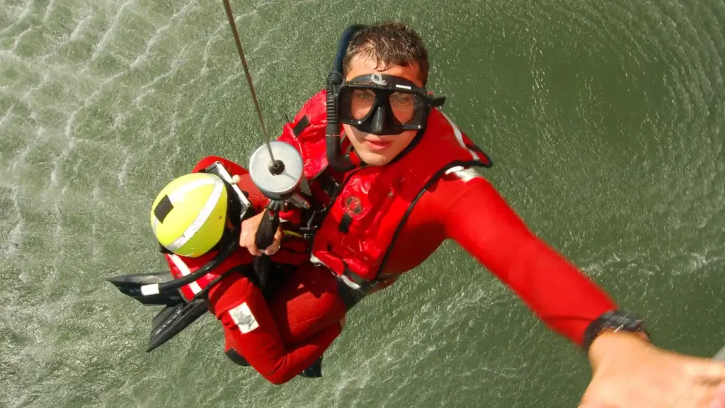 Nadador de resgate retira uma pessoa do mar durante treinamento