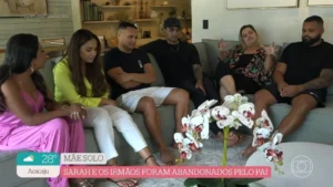 Sarah Beatriz durante entrevista sobre sua infância e trajetória musical