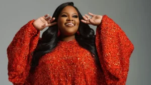 Tasha Cobbs Leonard ao lado do marido Kenneth e do filho Asher