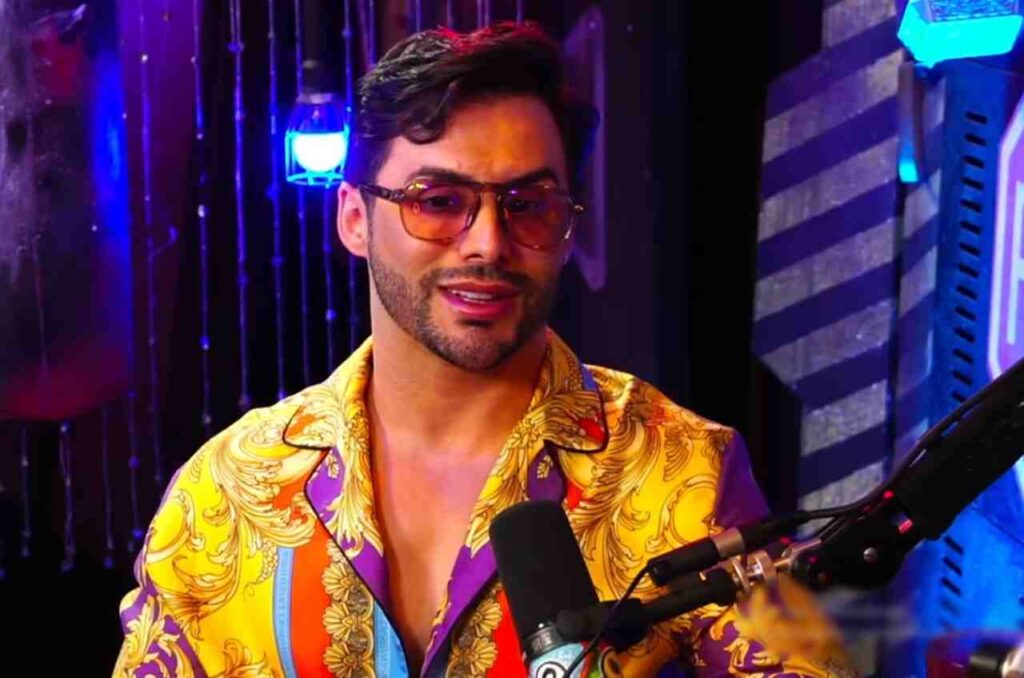 Influenciador cristão durante entrevista em programa de rádio, usando óculos e camisa estampada, em ambiente de comunicação