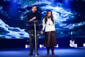 Apóstolo Estevam Hernandes e bispa Sônia Hernandes durante ministração em evento da Igreja Renascer em Cristo