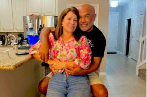 Cantor Rick Sollo aparece ao lado da esposa em fotografia feita na cozinha de casa