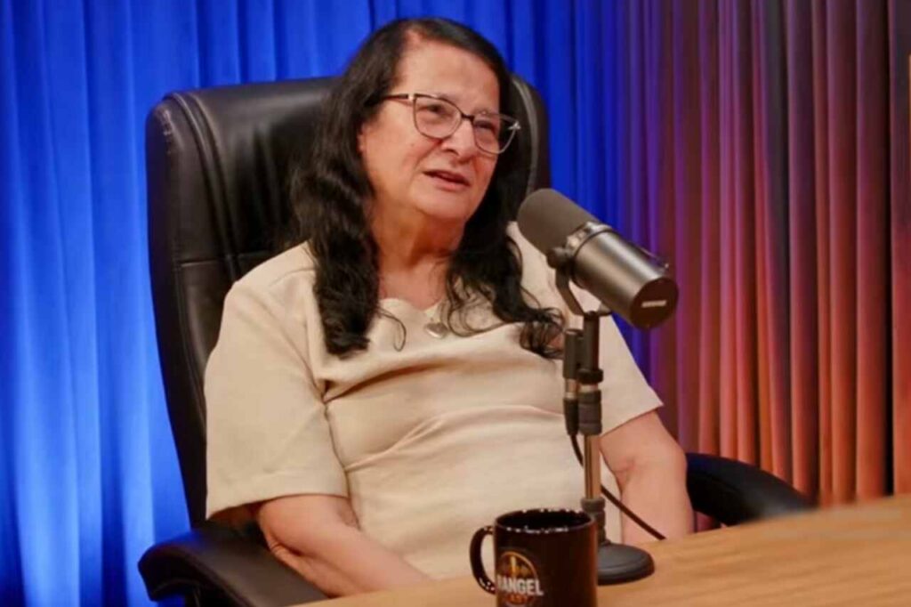 Célia Alves participa de entrevista em podcast e fala ao microfone em estúdio