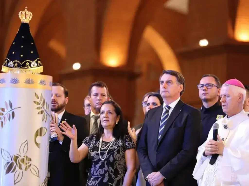 Jair Bolsonaro e a estátua de NS Aparecida - @Reprodução