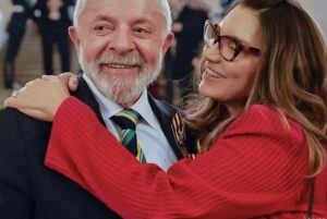 Lula e Janja aparecem abraçados durante evento público