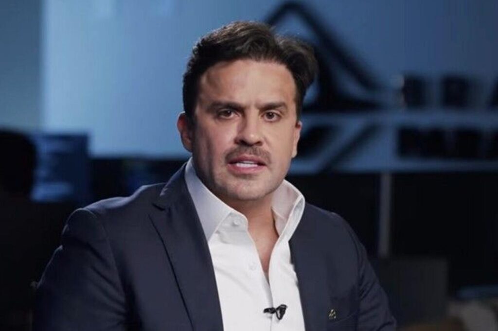 Pablo Marçal durante entrevista usando terno escuro e camisa branca