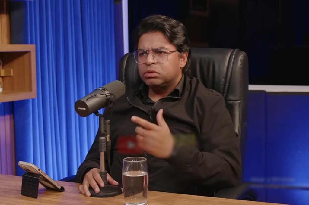 Pastor Nilson Gomes participa de entrevista em podcast e fala ao microfone