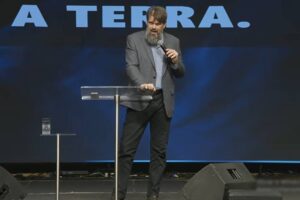 Pastor Tassos Lycurgo prega durante evento religioso em palco