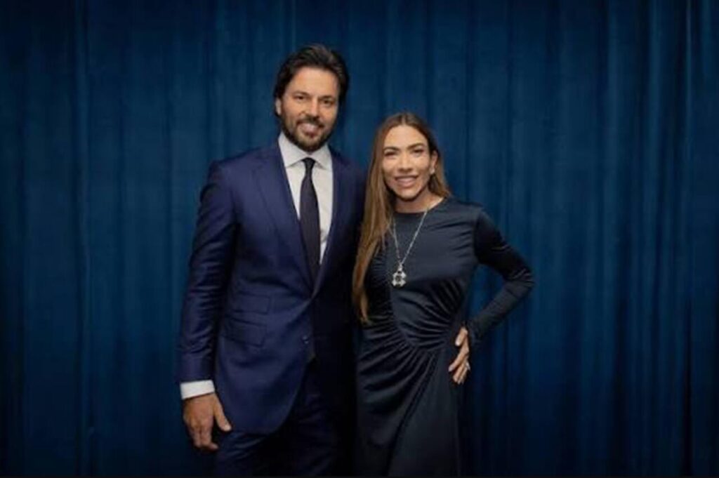 Patrícia Abravanel e Fábio Faria posam juntos em evento