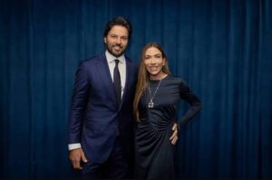Patrícia Abravanel e Fábio Faria posam juntos em evento