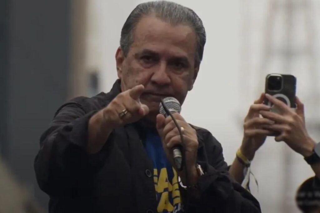 Silas Malafaia fala ao microfone durante evento religioso