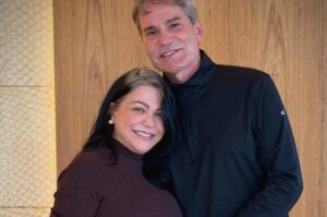 Simone Poncio e Márcio Poncio posam juntos para foto