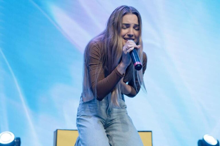 Esther Duran recusa cantar secular: “da mesma fonte não jorra água doce e salgada”