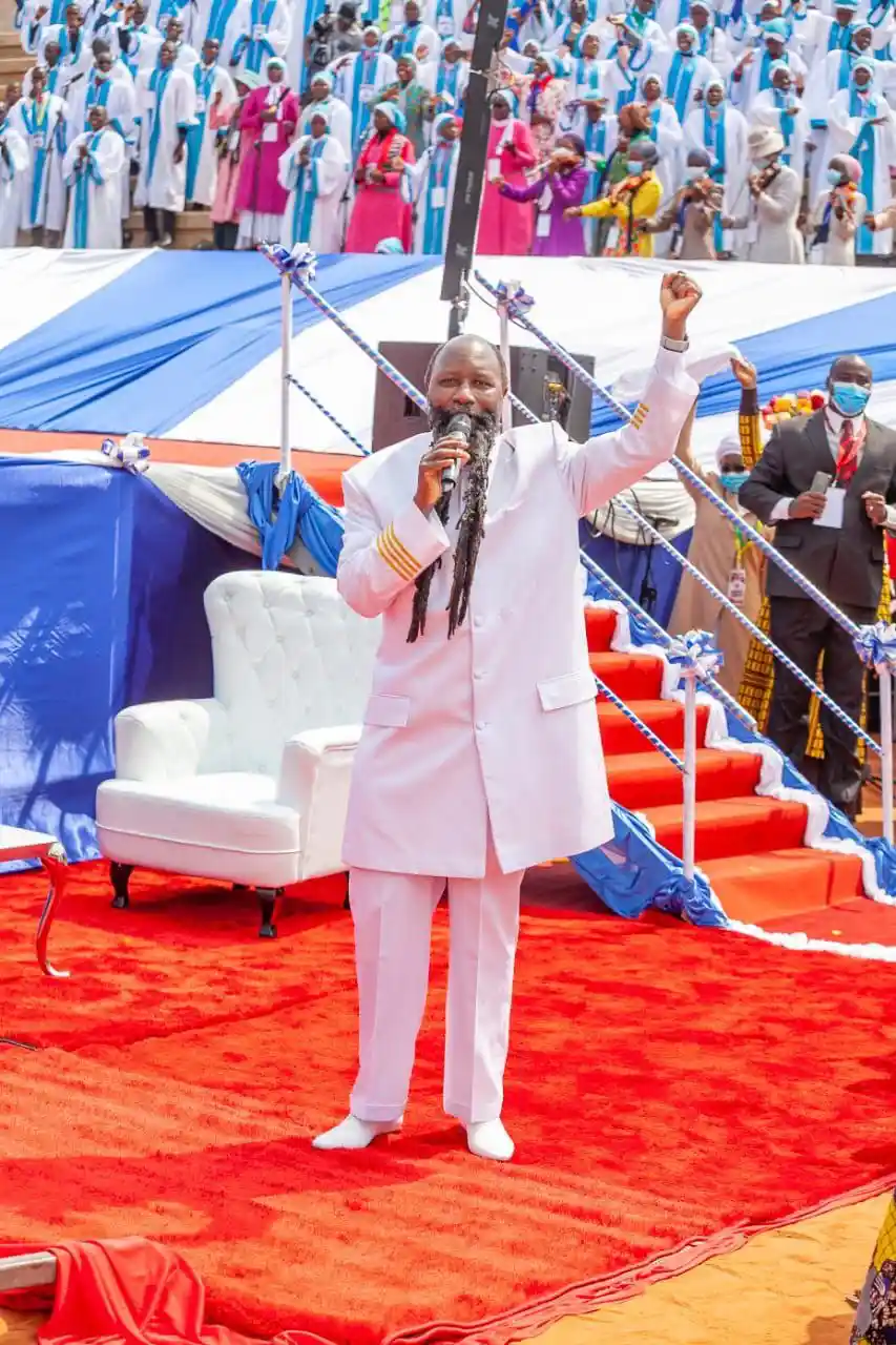 Pregador queniano David Owuor ministra diante de uma multidão durante evento religioso