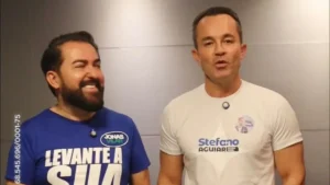 Pastor Jonas Vilar ao lado do deputado federal Stefano Aguiar durante anúncio de aliança política em Minas Gerais