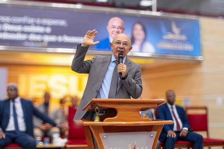 Pastor proíbe fundo musical em pregações e divide opiniões nas redes sociais