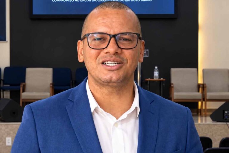 Pastor desmistifica cobrança de dízimos e critica luxo de líderes religiosos