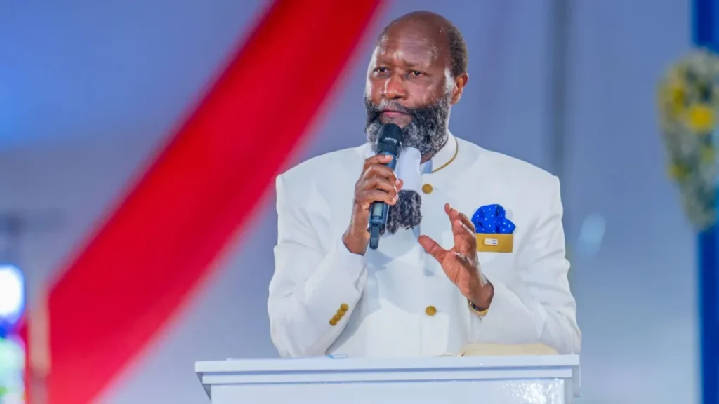 Pregador queniano David Owuor fala ao microfone durante evento religioso