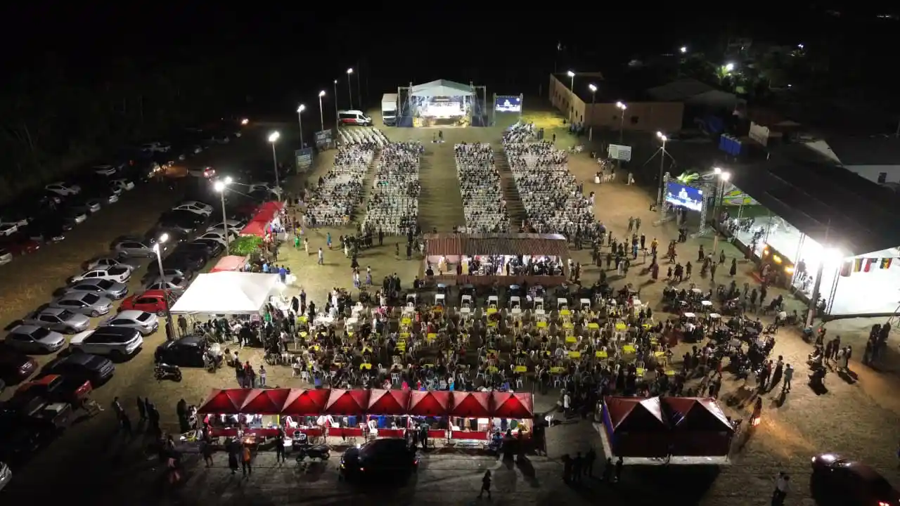 Participantes reunidos diante do palco no 12º Congresso de Missões do Projeto Campos Brancos em Maracanã