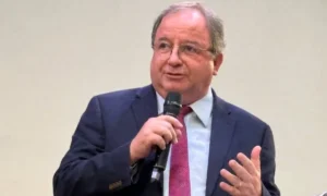 Reverendo Arival Dias Casimiro fala ao microfone durante uma ministração
