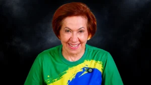 Vanilce Milhomens sorri usando camiseta com as cores da bandeira do Brasil
