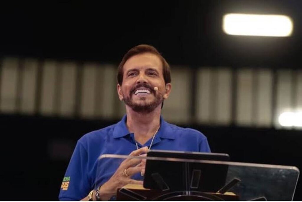 Apóstolo Estevam Hernandes durante pregação