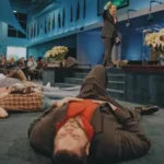 O polêmico “cair no Espírito”: o que teólogos e pesquisadores dizem sobre o fenômeno físico que divide igrejas