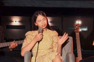 Cantora Rebeca Eloyse durante apresentação musical