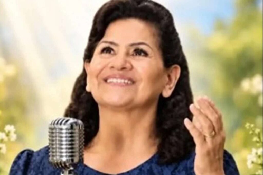 Cantora gospel Sara Araújo sorrindo durante apresentação com microfone vintage e uma das mãos levantada.