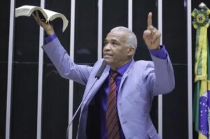 Pastor Sargento Isidório prega durante discurso na Câmara
