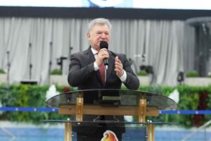 José Wellington Júnior prega durante culto evangélico