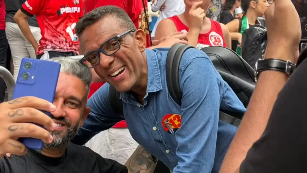 Deputado federal Otoni de Paula sorri e posa para selfie com apoiador durante ato em apoio ao presidente Lula na Avenida Paulista, em São Paulo.