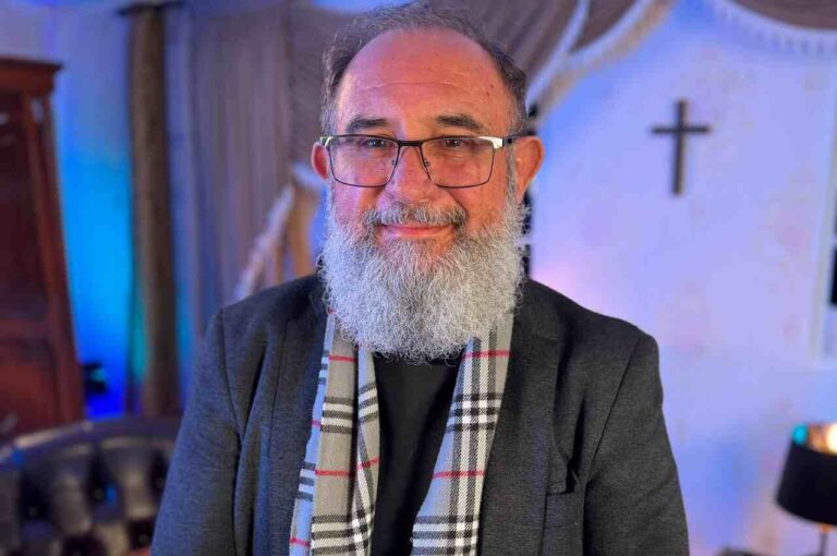 Pastor Alex Alves afirma que IA fará milagres “semelhantes aos de Jesus” a partir de 2027