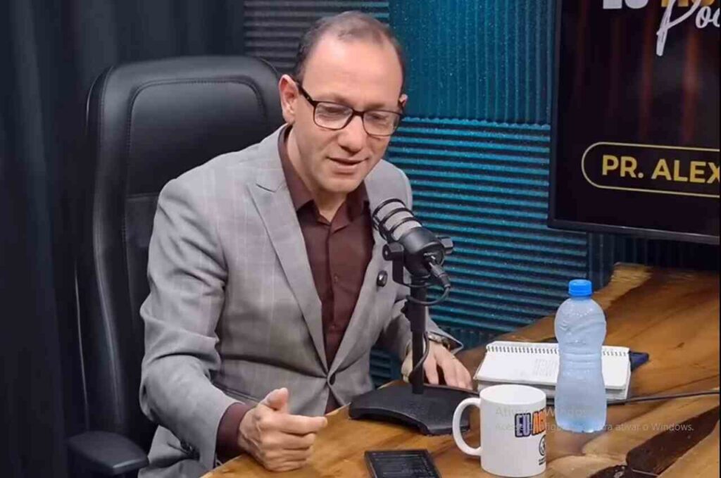 Pastor Alexandre Maciel participa de entrevista em podcast e fala ao microfone