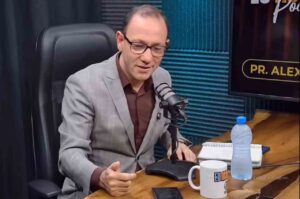 Pastor Alexandre Maciel participa de entrevista em podcast e fala ao microfone
