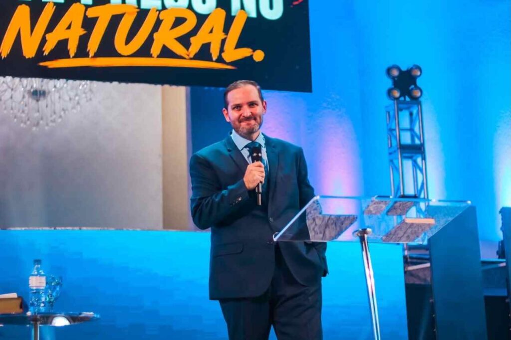 Pastor prega durante evento gospel e destaca mensagem de fé