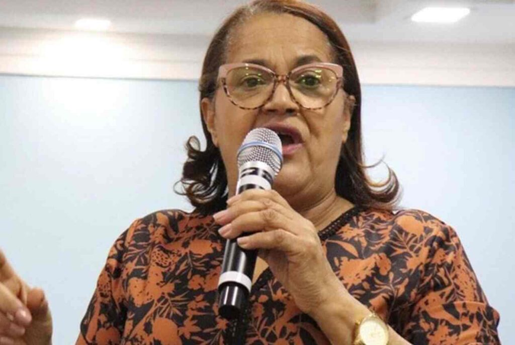 Pregadora Cristina Maranhão durante ministração
