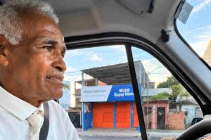 Deputado Sargento Isidório dirige van e dá carona gratuita a eleitores em Salvador